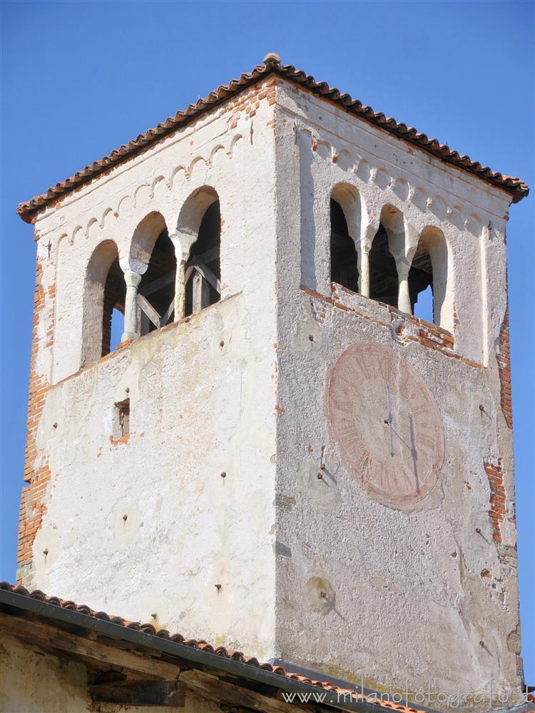 Castelletto Cervo (Biella) - Campanile della chiesa del Priorato Cluniacense dei Santi Pietro e Paolo